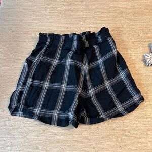 Heartloom black, white, beige stripe short